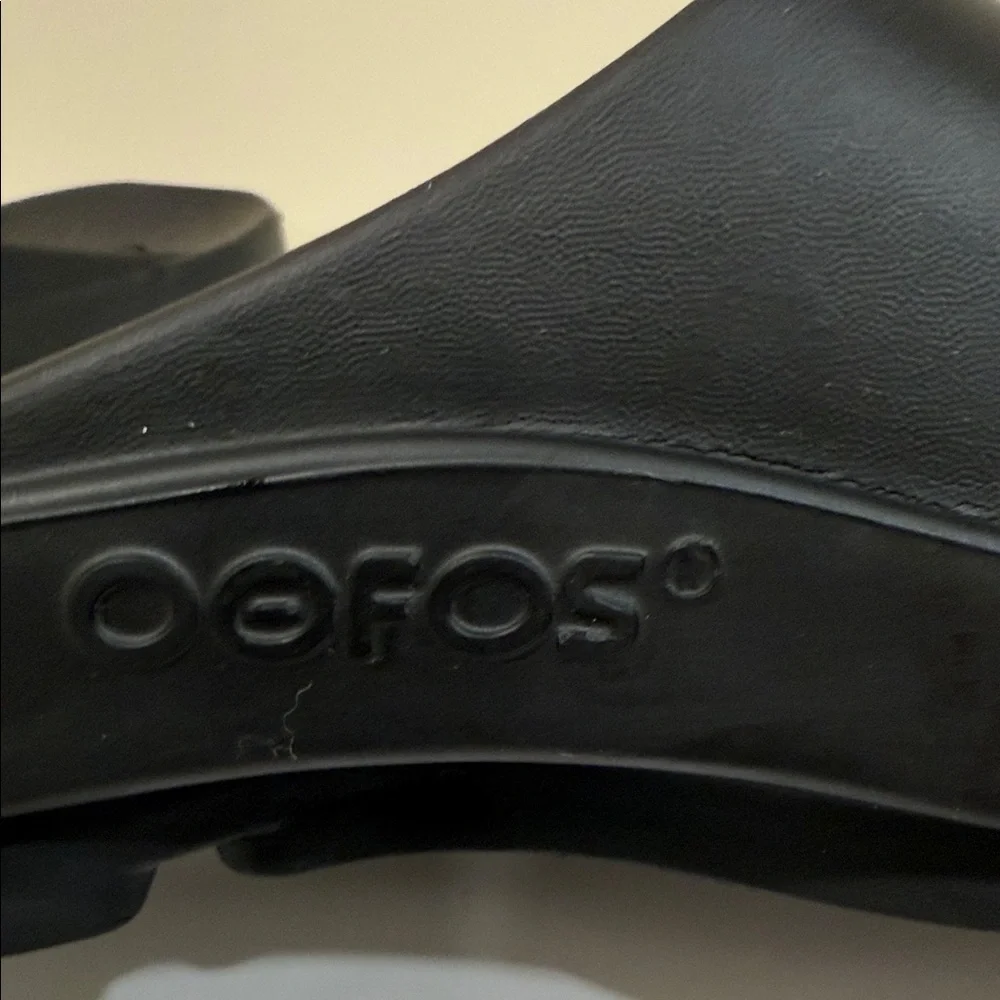 NEW - OOFOS Black Men's Sandals (sz Men 9 or Women 11)
